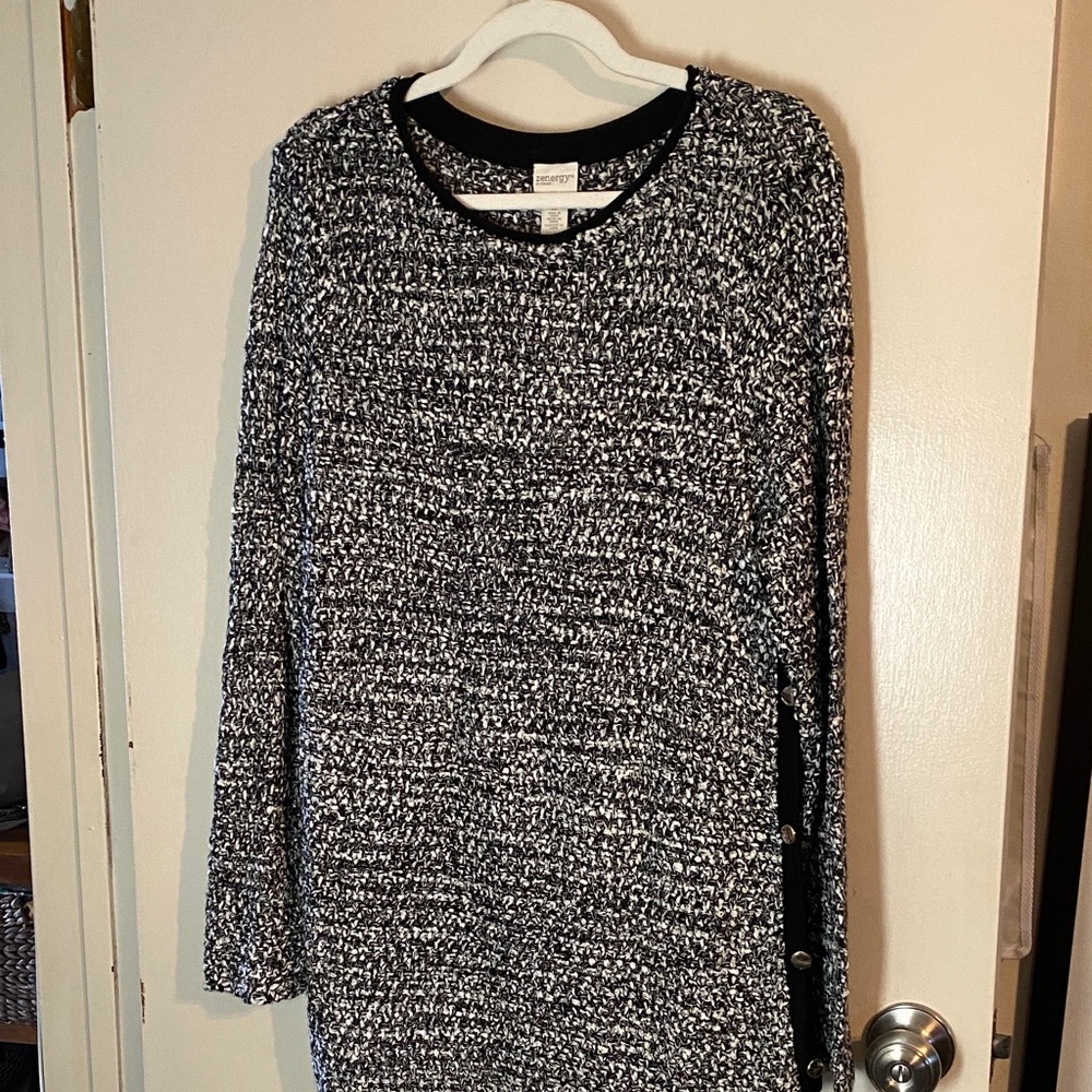 Women's Black and White Sweater - Crew Neck